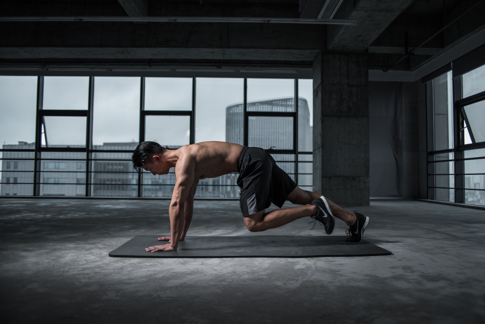 Fitness bez sztangi – jak zbudować formę w domu? [Trening bez sprzętu]