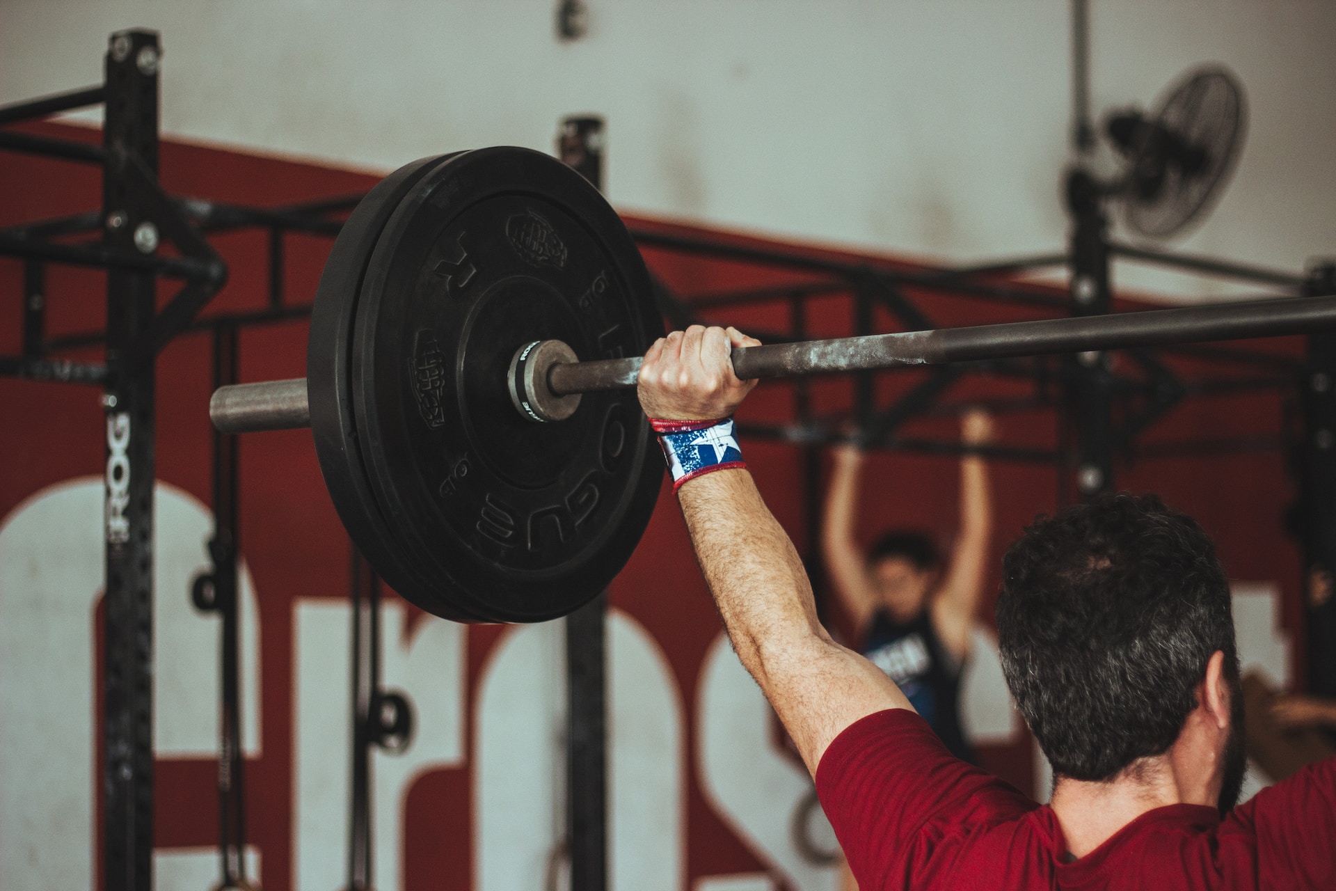 trening push pull na siłę i wytrzymałość wyciskanie sztangi nad głowę