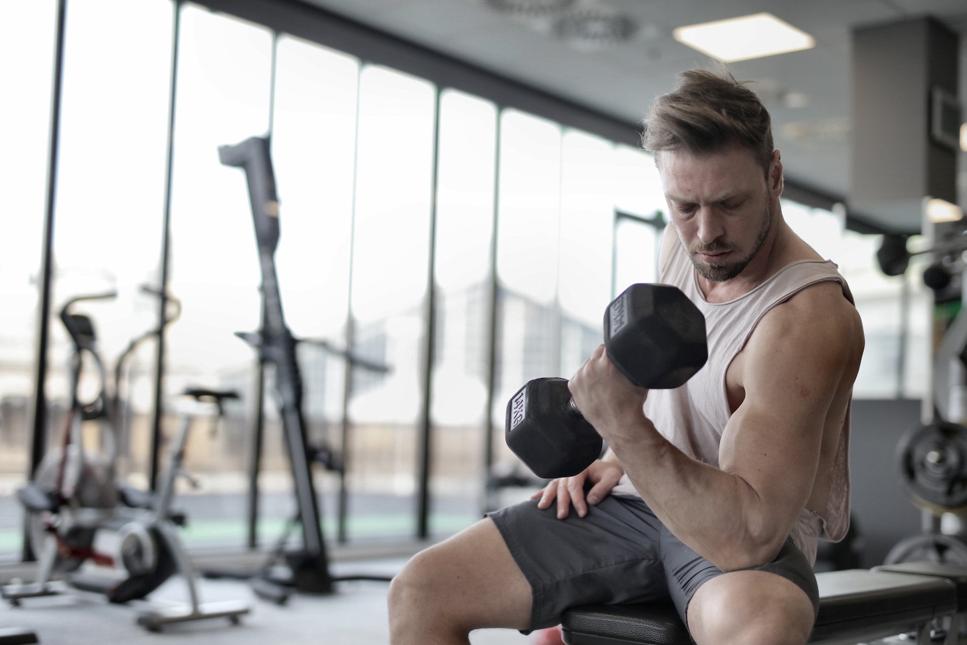 trening z hantlami ćwiczenie na biceps