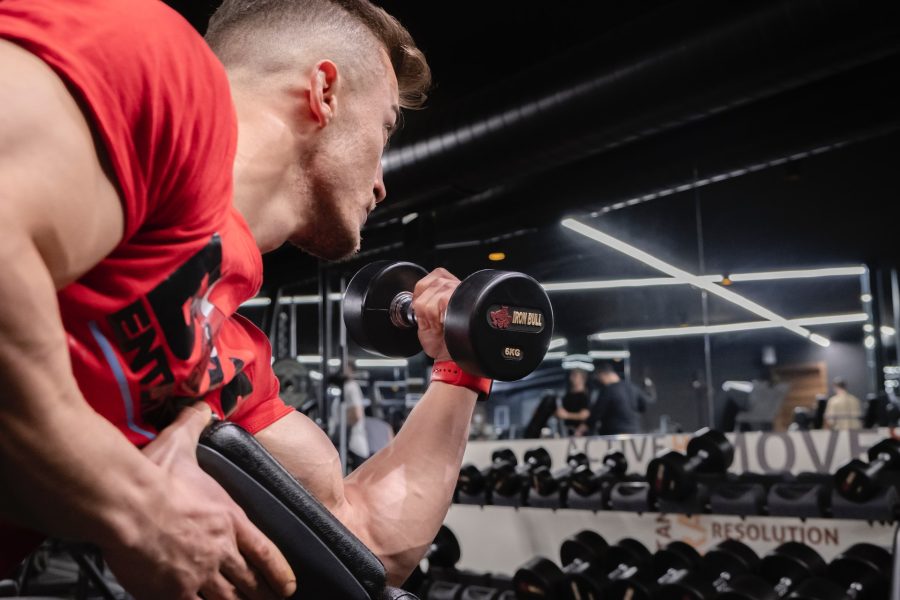 Trening bicepsów: hipertrofia i siła