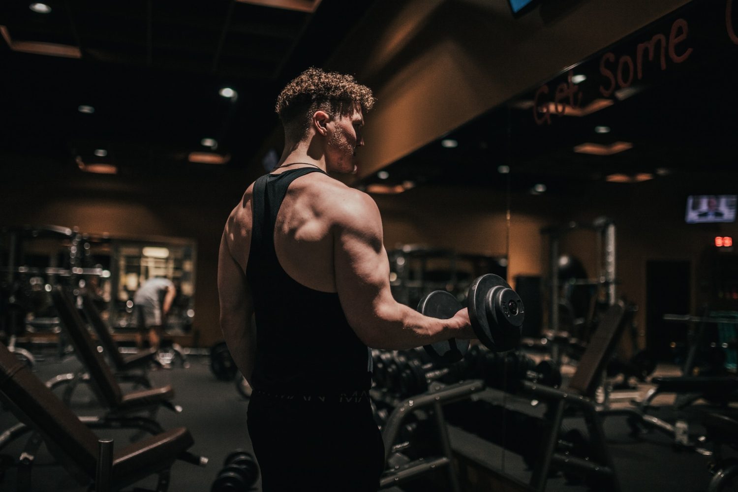 trening na większe ramiona ćwiczenie na biceps