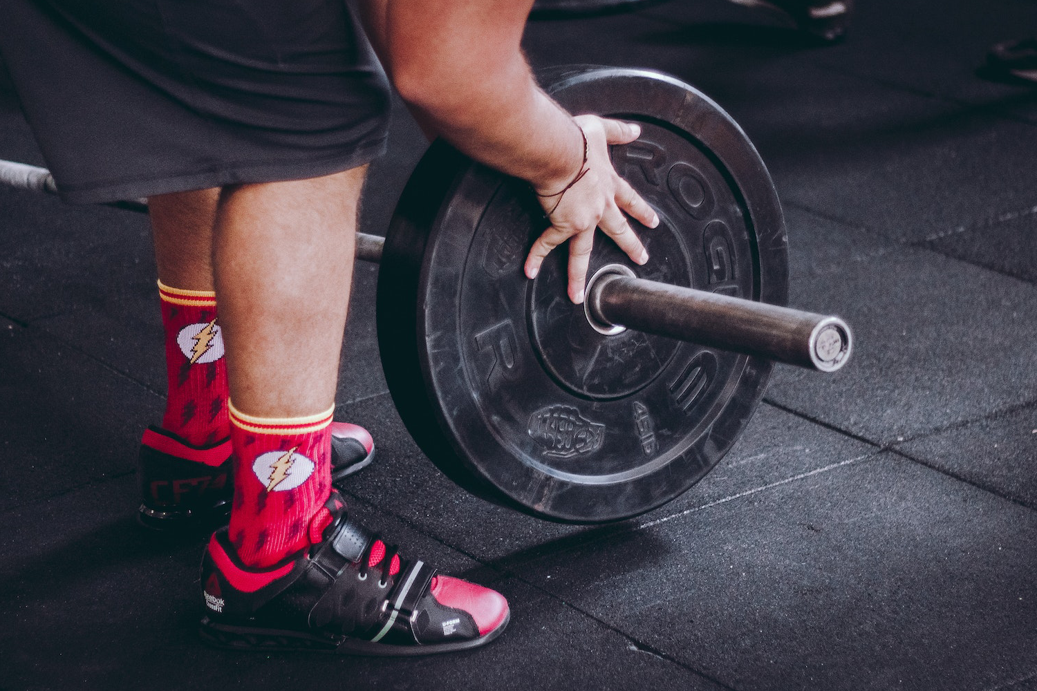 Trening strongmana z belką treningową